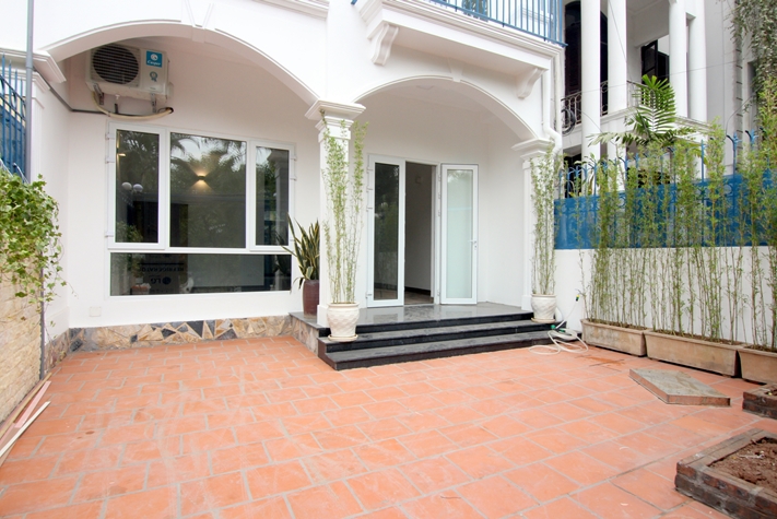 4 Bedrooms / 4 Bathrooms mini-villa in Xom Chua Westlake, Tay Ho, Ha Noi for rent